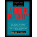 A Life of Integrity: 13 Outstanding Leaders Raise the Standard for Today's Christian Men - Paperback